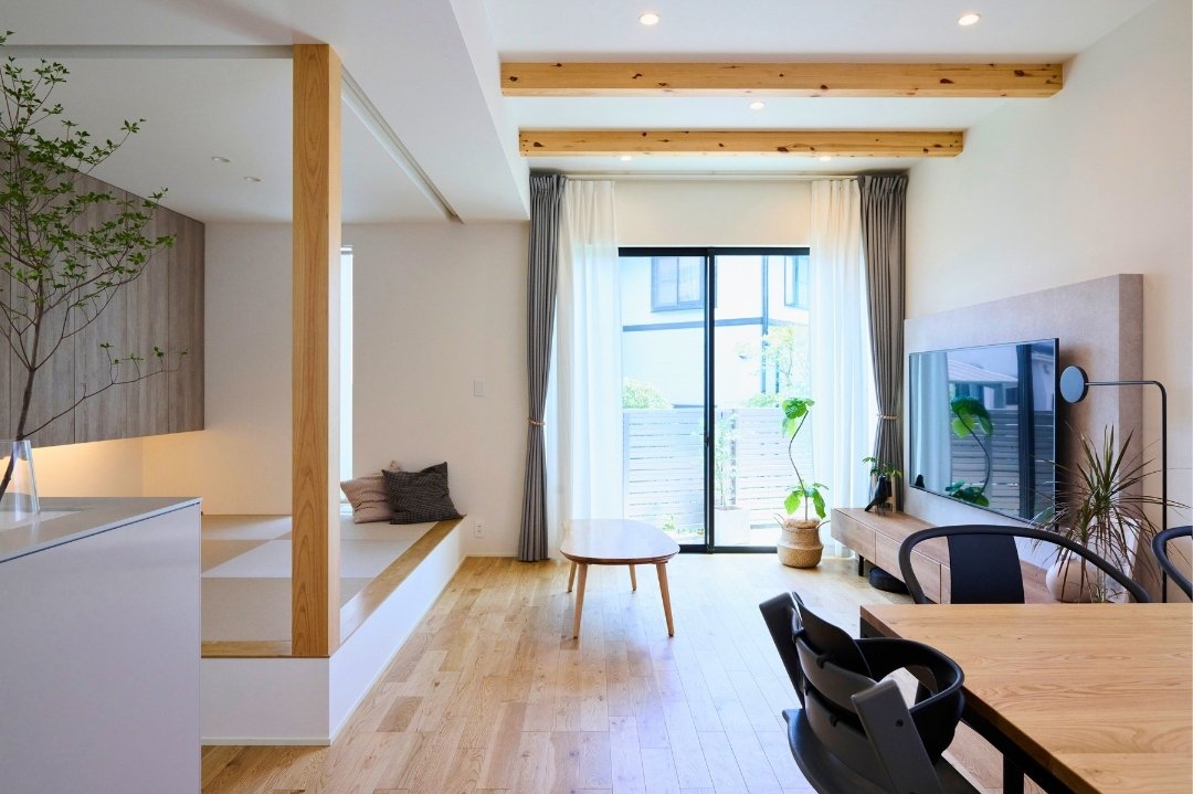 畳を中心としたソファを置かないリビング空間の画像